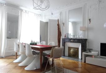 Les Serruriers - Appartement Spacieux avec Terrasse & Parking has Balcony rooms