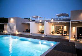 Galinio Boutique Apartments has Balcony rooms