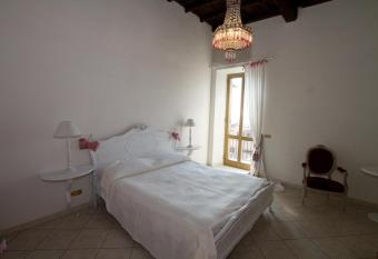 La Casa di Milady has Balcony rooms