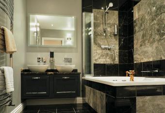 Appin House has rooms with a private hot tub