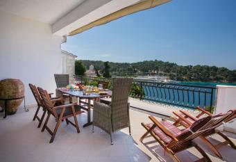 Golden view luxury apartment has rooms with a private hot tub