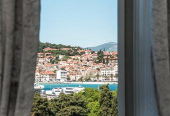 Apartments Mihaela has rooms with a private hot tub