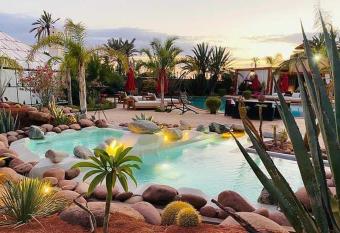 Eden Lodges & SPA has rooms with a private hot tub