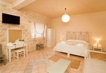 Paloma Luxury Studios has Balcony rooms