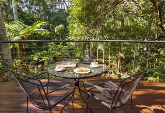 Pethers Rainforest Retreat has Balcony rooms