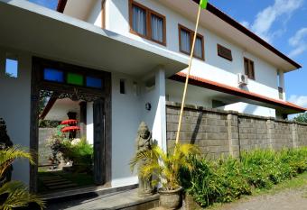 Villa Santai Karangasem has rooms with a private hot tub