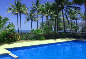 Sarina Beach Motel has Balcony rooms