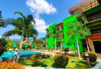 Morakot Lanta Resort allows 18 year olds to book a room