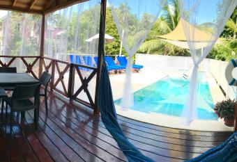 Hummingbirds Cabins has Balcony rooms