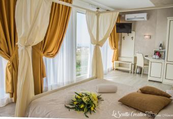 Relais Villa Olivi has rooms with a private hot tub