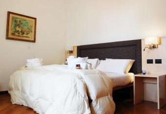 Kalos Relais has rooms with a private hot tub