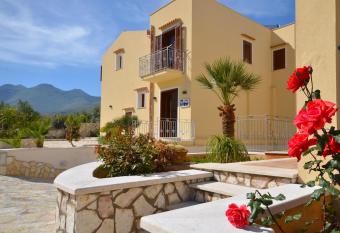 Le Falesie di Castelluzzo has Balcony rooms