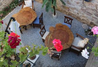 Gizemli Konak allows 18 year olds to book a room