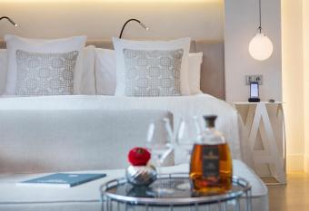 ABaC Restaurant Hotel Barcelona GL Monumento has rooms with a private hot tub