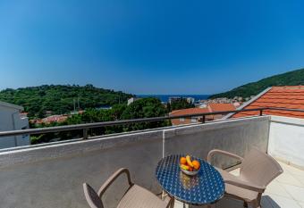 Apartment Knezevic has Balcony rooms