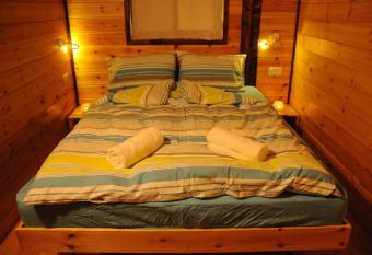 Dead Sea Dawn has rooms with a private hot tub