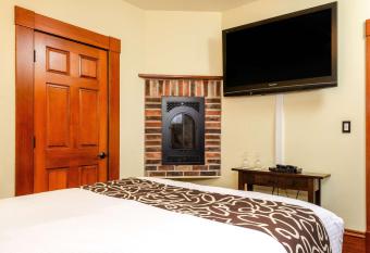 Hotel Napa Valley Ascend Hotel Collection has rooms with a private hot tub