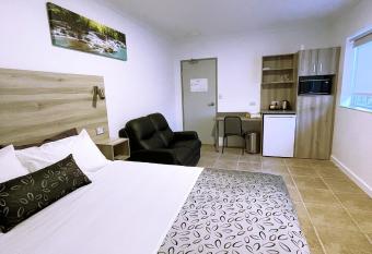 Childers Oasis Motel allows 18 year olds to book a room