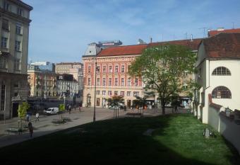 Apartment History has Smoking rooms