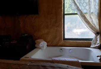 Cabernet House, An Old World Inn has rooms with a private hot tub