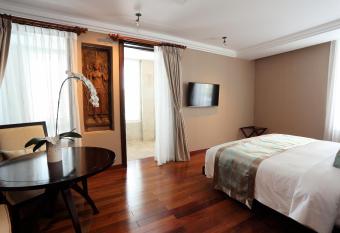 Arunreas Hotel has rooms with a private hot tub