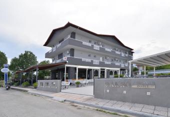 Akrothalassia has Smoking/Balcony rooms