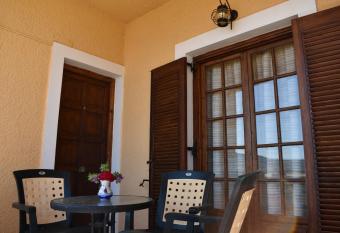 Eriketi Studios has Balcony rooms