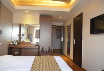 Ngong Hills Hotel has rooms with a private hot tub