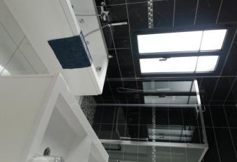 Propri  t   La Claire allows 18 year olds to book a room