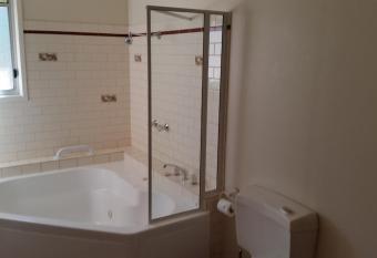 Clifford Park Motor Inn has rooms with a private hot tub