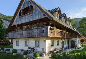 Rustic House 13 has Balcony rooms