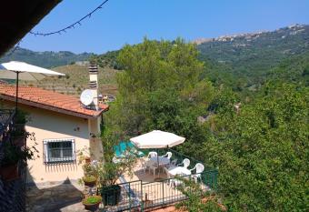 Il Rifugio Di Artemide AGRITURISMO allows 18 year olds to book a room