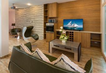 Tropicana Pool Villa has Balcony rooms