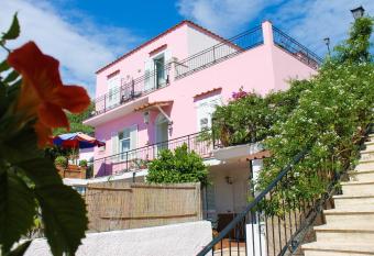 Villa Luna di Miele has Balcony rooms