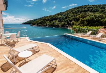 Pine Tree Boutique Apartments has Balcony rooms