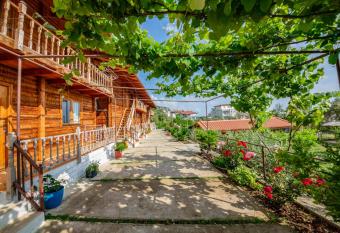 Guest House Luiza has Balcony rooms