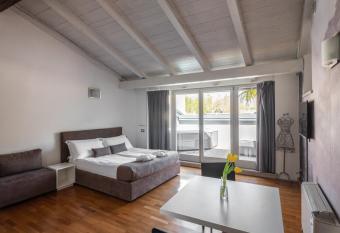 Hi room vicolo del v   allows 18 year olds to book a room