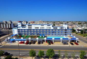 Admiral Resort Motel has Balcony rooms
