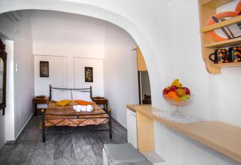 Smarula Villa has rooms with a private hot tub