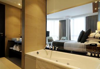 Puerto Norte Design Hotel has rooms with a private hot tub