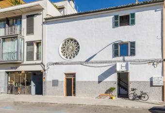 Urban Hostel Palma - Albergue Juvenil - Youth Hostel allows 18 year olds to book a room