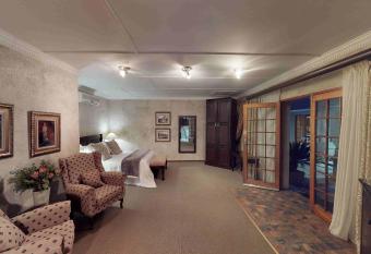 Ancient Emperor Guest Estate allows 18 year olds to book a room