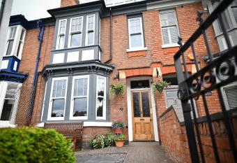 Linhill Guest House allows 18 year olds to book a room