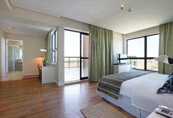 Vit  ria Hotel Convention Paul  nia has rooms with a private hot tub