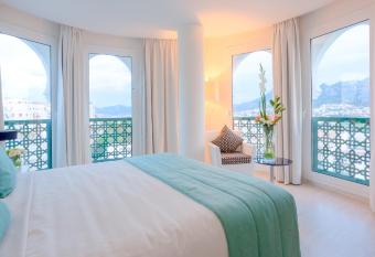 Al Mandari H  tel T  touan has Balcony rooms