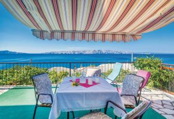 Apartment Ivan Mili has Balcony rooms