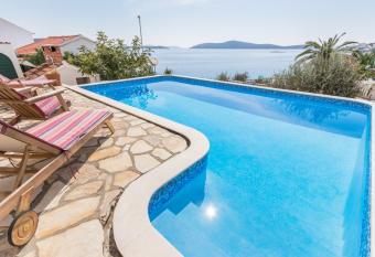 Villa Gajeta has Balcony rooms