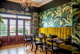 Villa Walton Bed & Breakfast allows 18 year olds to book a room