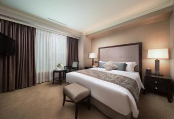 Jeju Sun Hotel & Casino has rooms with a private hot tub