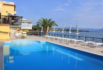 Hotel Est  e has Balcony rooms